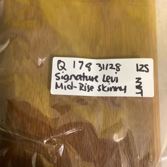 NWT Signature By Levi Strauss Mid-Rise Skinny Jeans Sz 12S Medium Blue Wash - Picture 9 of 9